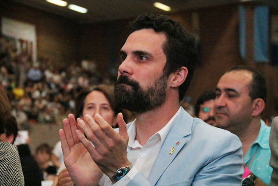 Catalan parliament speaker Roger Torrent in the general assembly of grassroots organization Òmnium Cultural on June 16 2018 (by Bernat Villaró)